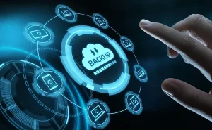 Persona tocando nube de backup